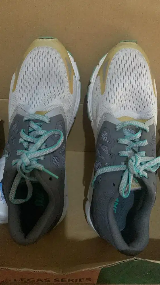 Sepatu Olah Raga Pria League Original 41” second