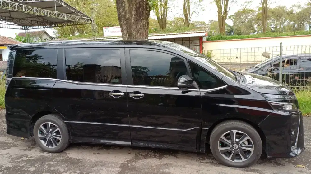 Jual mobil voxy 2018