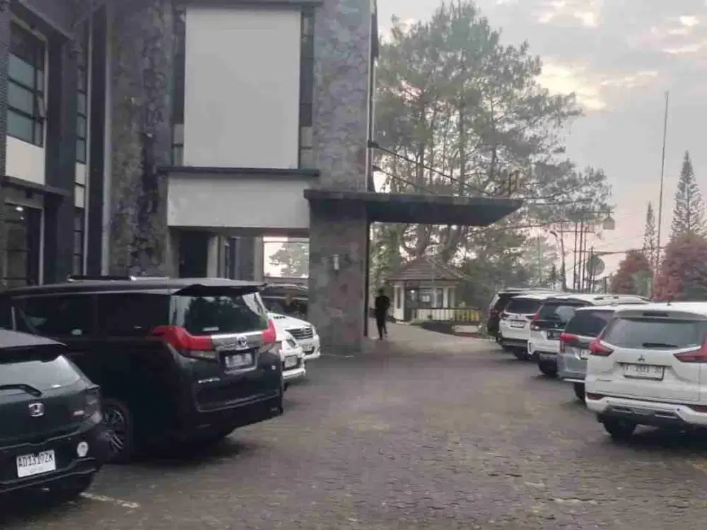 Dijual Hotel Di Jalan Raya Puncak Pass Dengan Tingkat Occupancy Tinggi dan View Pegunungan, Kebun Teh