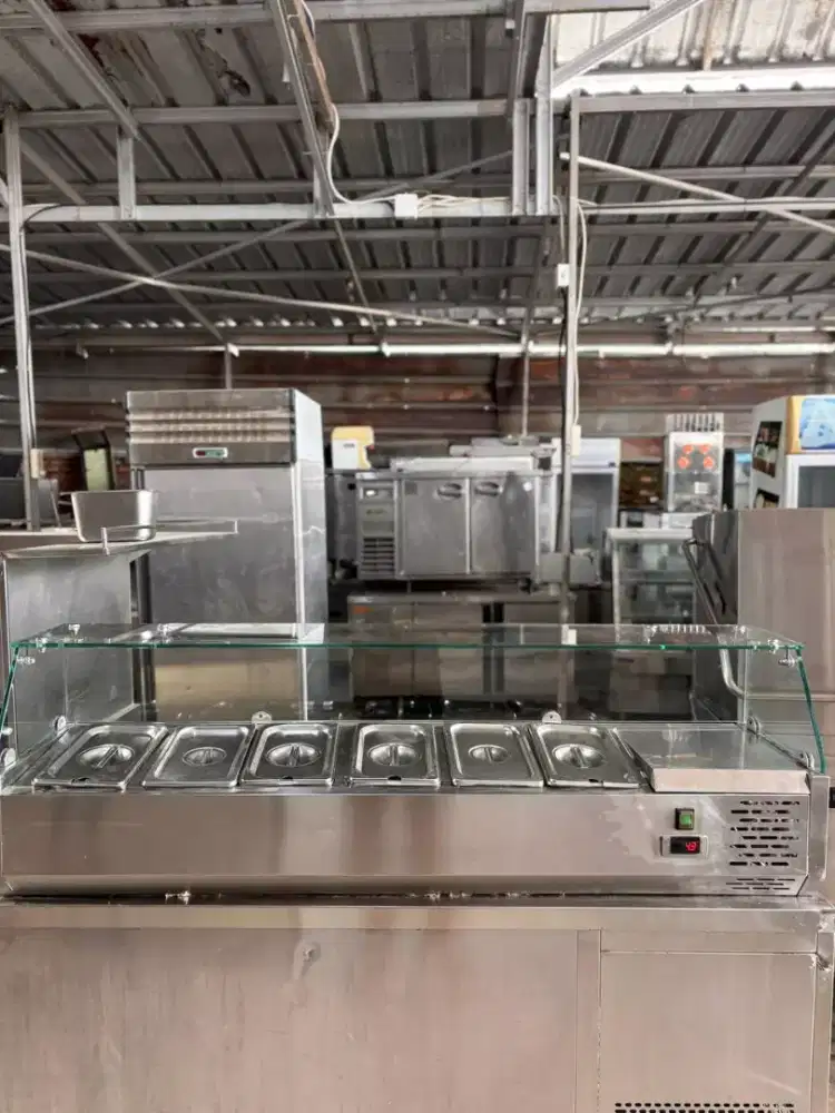 COUNTER TOP SALAD

Merk Gea 
Model STC 142
Ukuran 142x33x44
Pan 6 pcs