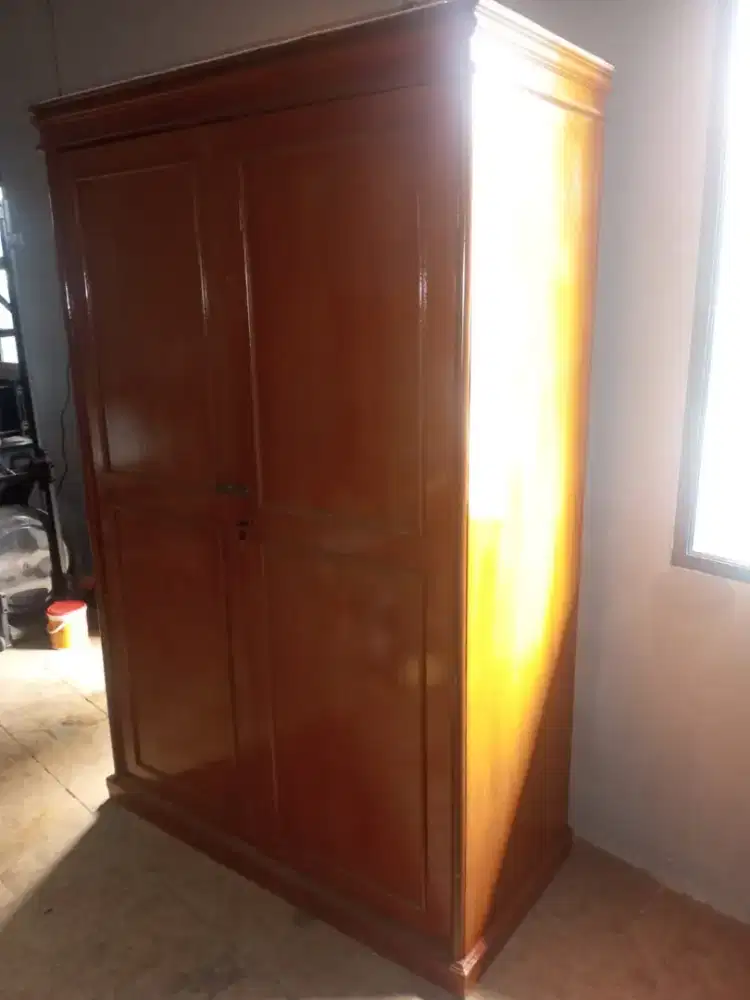 Lemari pakaian kayu