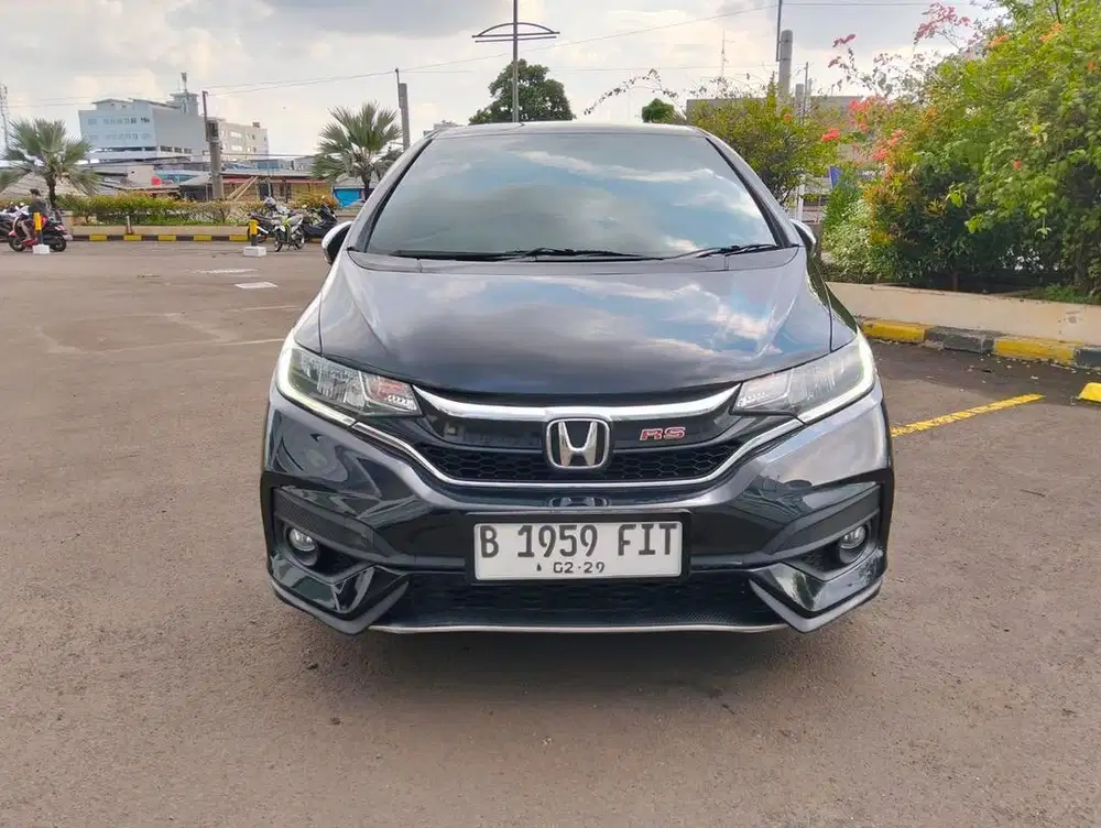 Honda Jazz 1.5 RS AT 2018 pakai 2019 Terawat dan Low KM