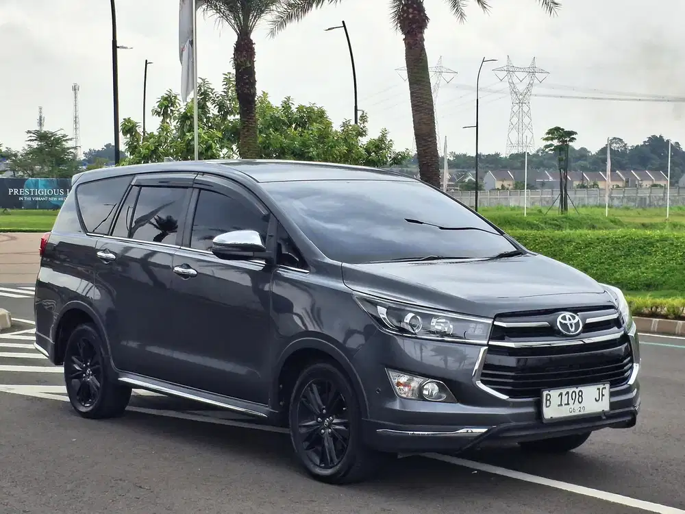 Toyota Innova Venturer 2.4 Diesel Automatic  2019
 Abu Metalik
