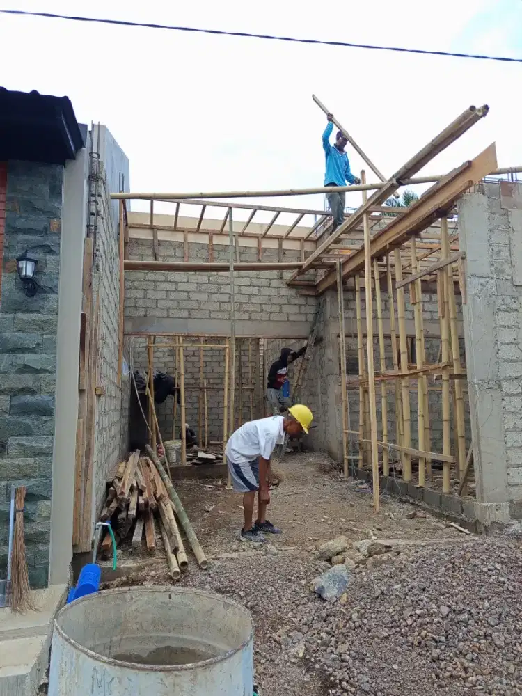 tukang bangunan. kontruksi baja ringan . interior rumah.