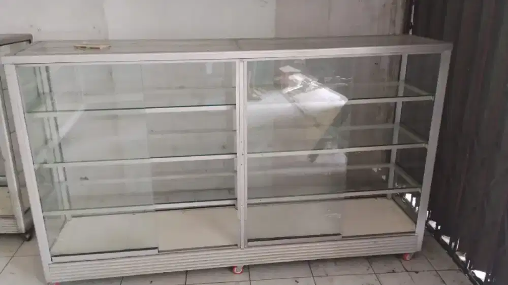 Etalase bekas ukuran 1.5 meter