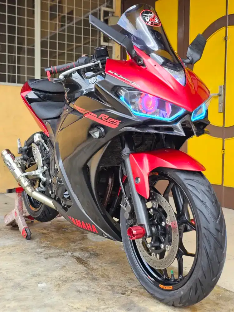 Yamaha R25 / YZF R 25 2015, Warna Favorit Red Premium Metalic.