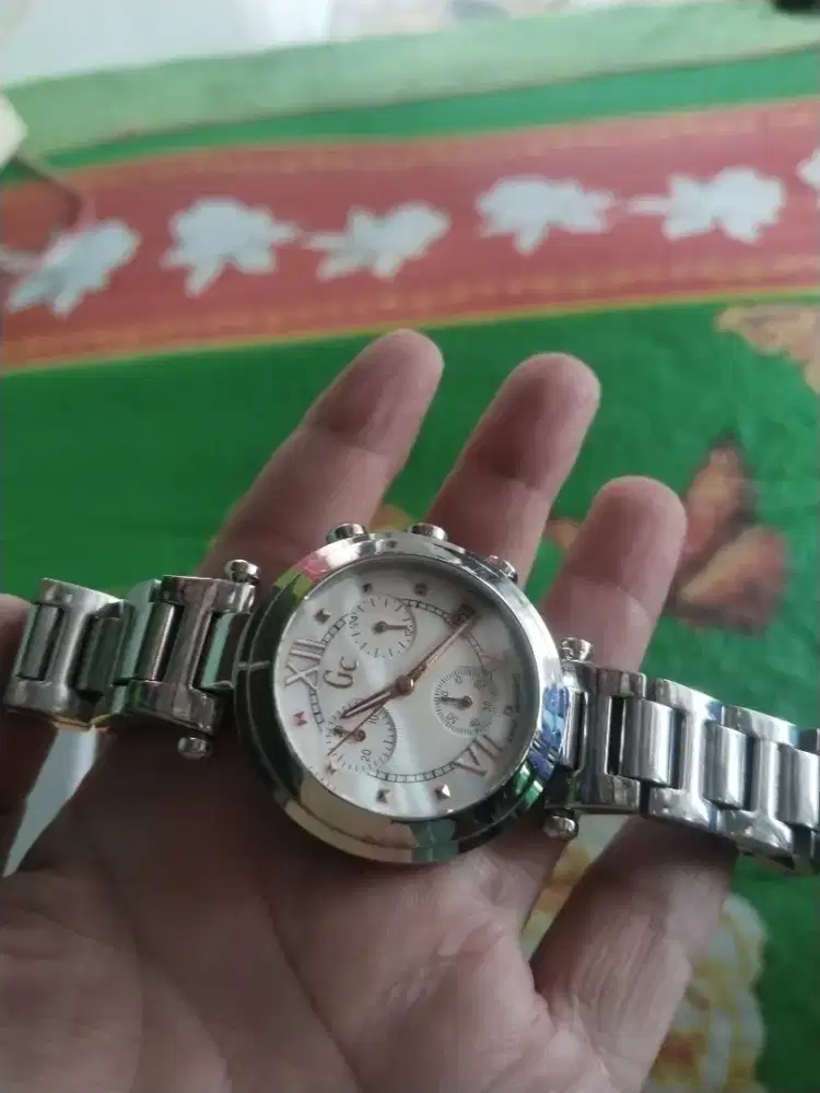 Jam tangan gucci