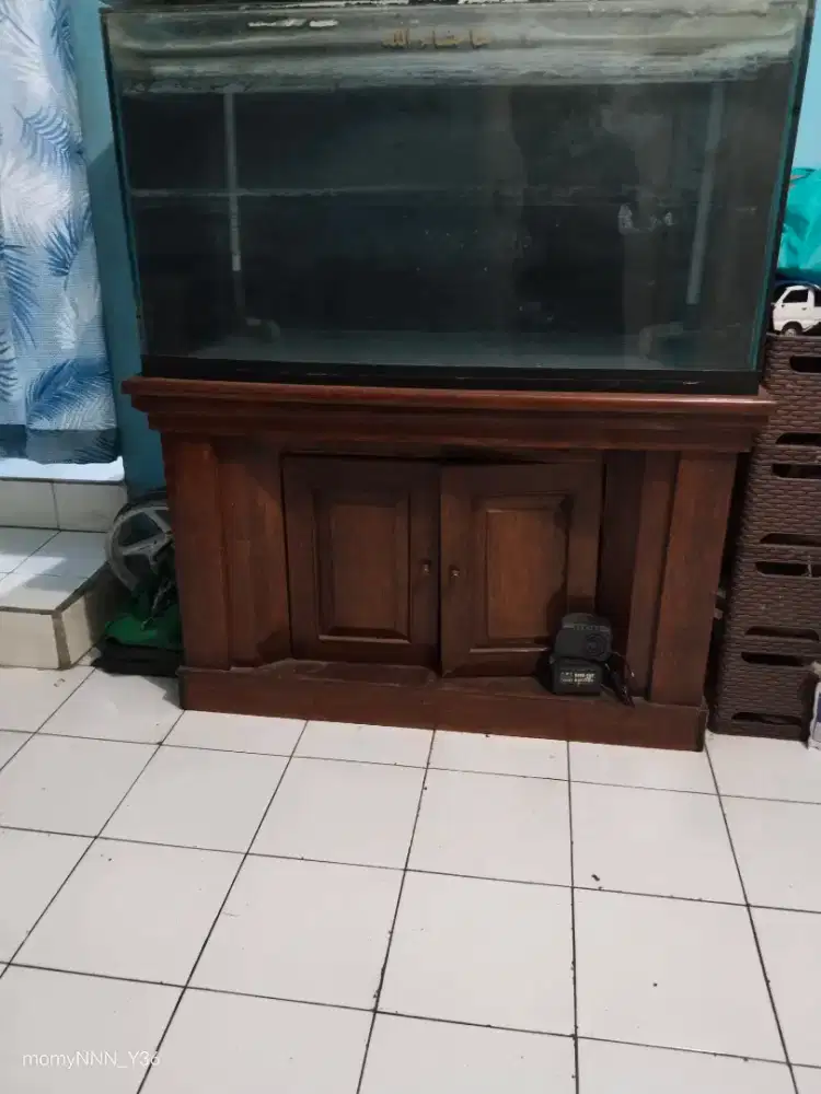 Di jual aquarium milik pribadi bekas tapi masih bagus..
