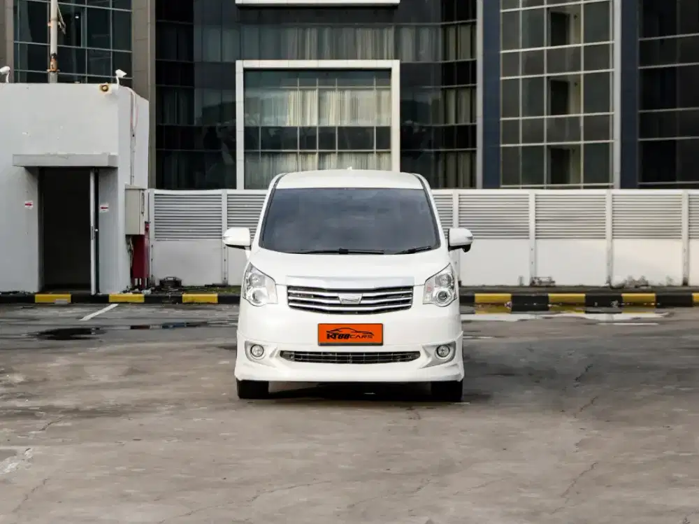 TOYOTA NAV1 2.0 V AT TAHUN 2013