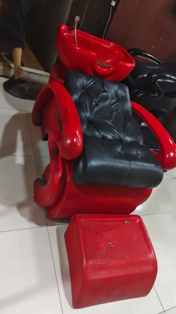 Wastafel keramas bekas