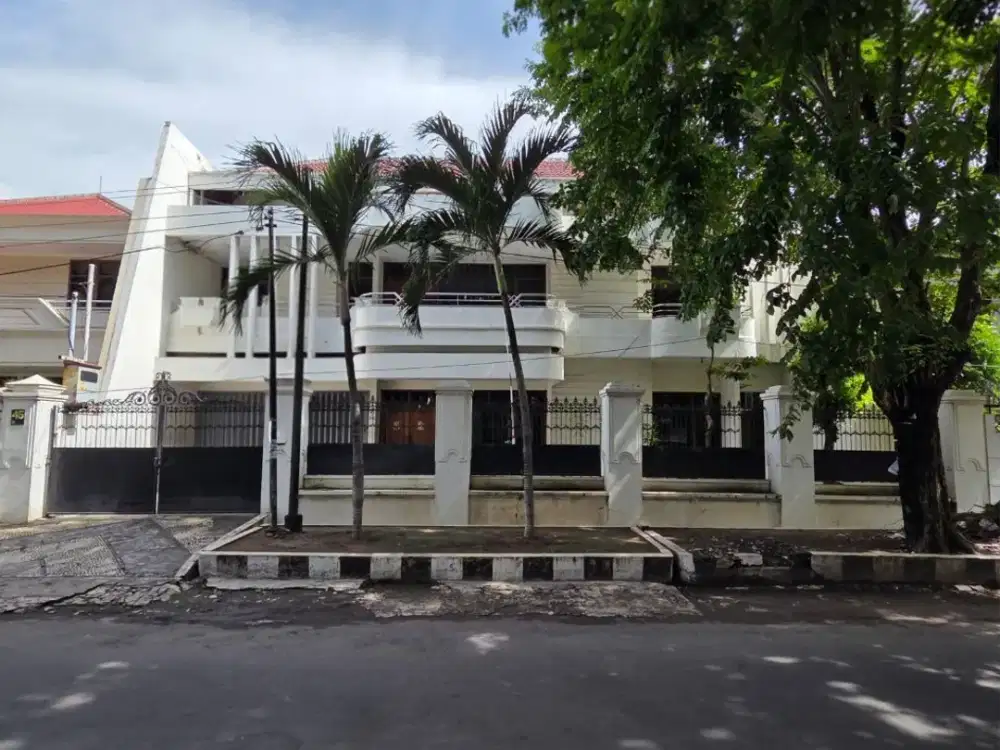 Rumah Dharmahusada Indah STRATEGIS BOULEVARD carport 2, garasi 4