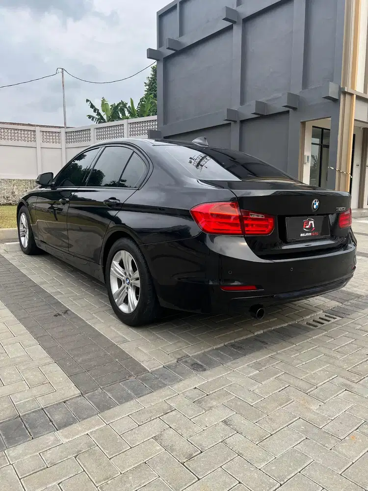 BMW 320i 2015 Bensin