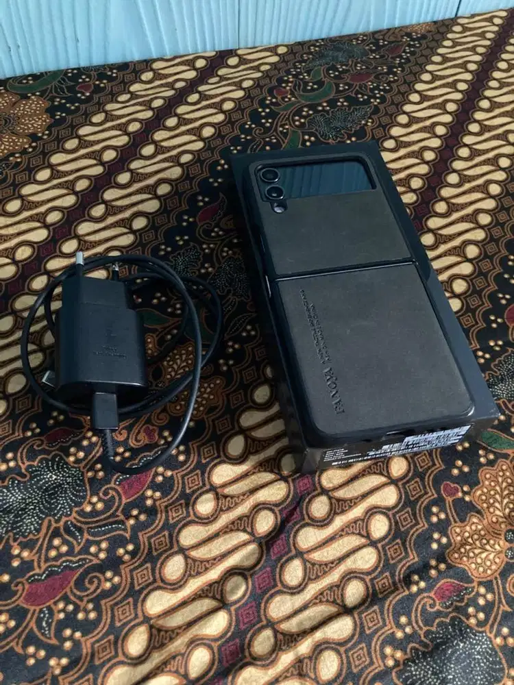 Samsung Z Flip 4 5G 8/512 GB Fullset SEIN + Charger Ori - Minus LCD