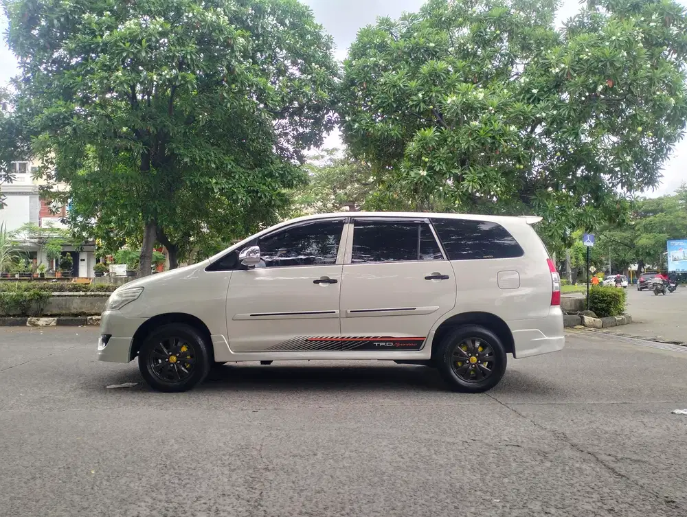 Toyota Kijang Innova 2011 Bensin