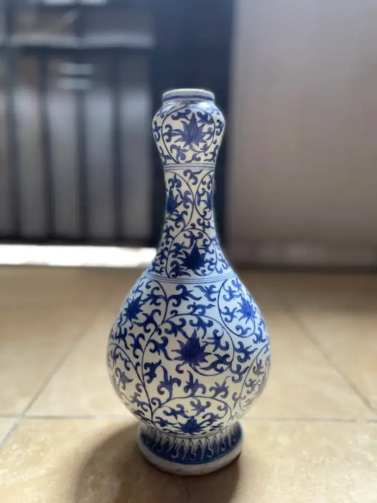 Guci keramik antik Cina, motif bunga teratai