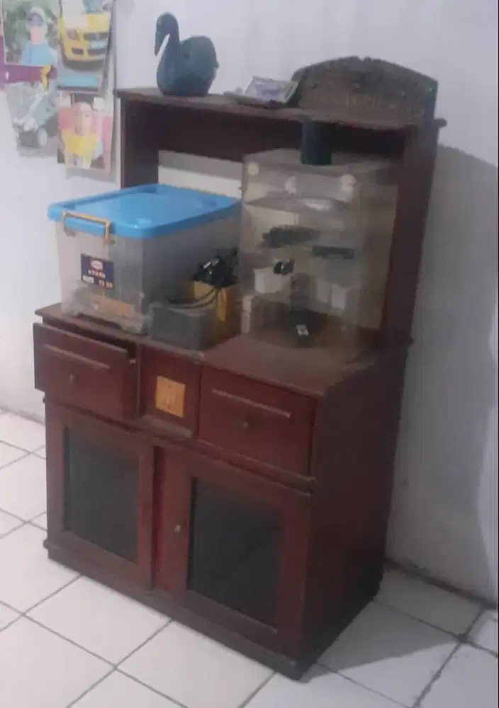 Meja atau lemari aquarium rakitan