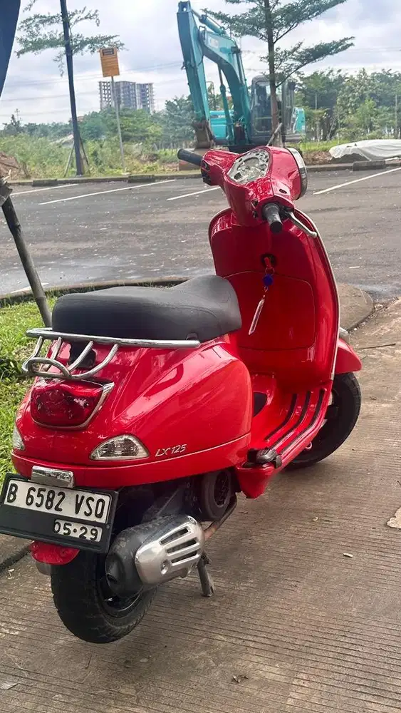 Vespa LX 125 merah