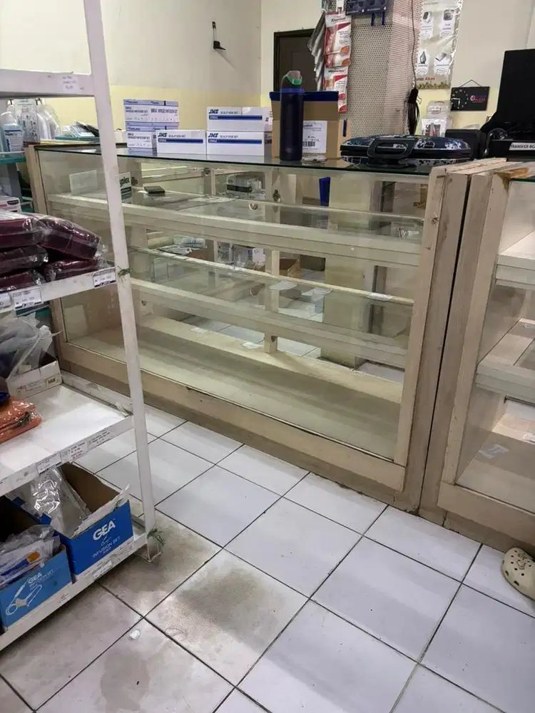 Etalase toko /apotek