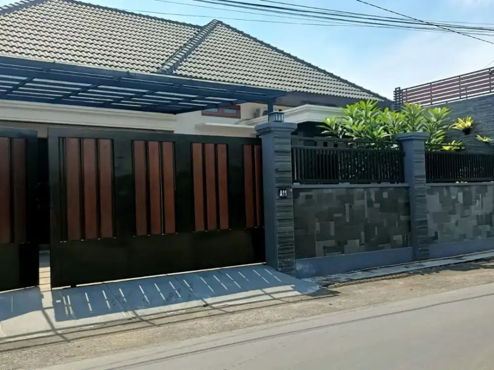 Dijual Rumah Mewah Full Furnished di Pusat Kota Lokasi Banjarsari,Solo Luas 359m2 BU!!