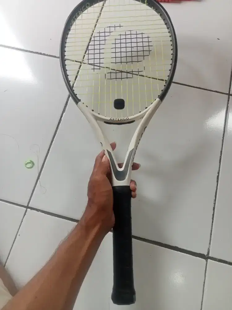 Raket tenis merk Artengo