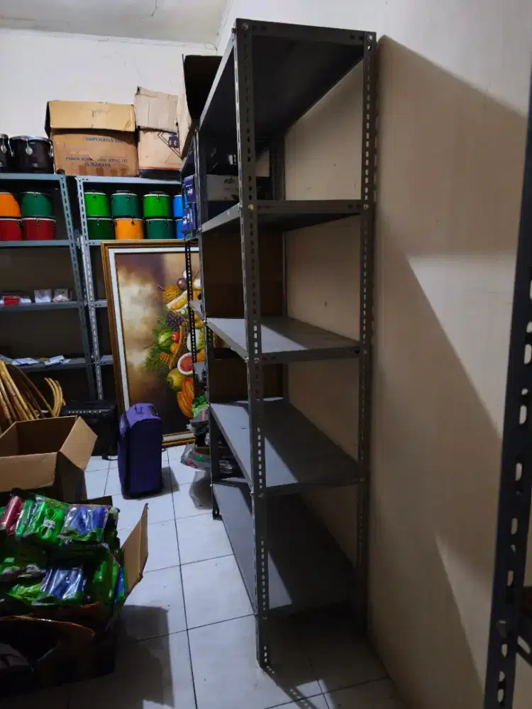 Rak barang perlengkapan toko