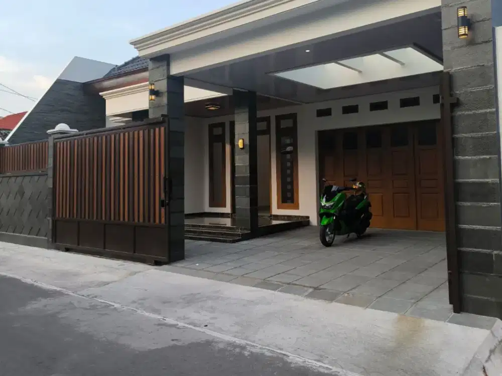 Dijual Cepat Rumah Mewah Super Strategis Banjarsari,Solo Luas 260m2 BU!!
