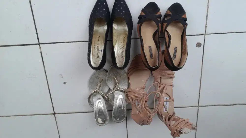Dijual sepatu wanita 4 pasang.