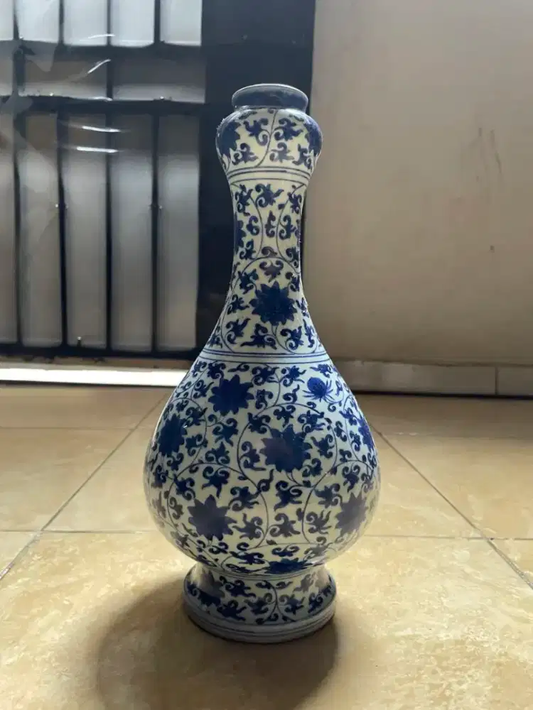 Guci keramik antik Cina, motif bunga matahari