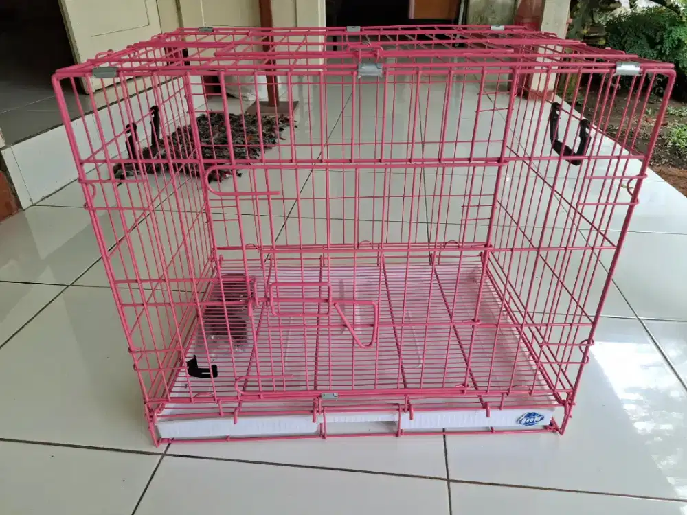 Kandang kucing ada warna pink dan hitam