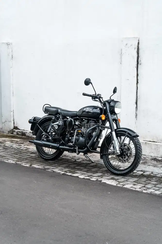 LIKE NEW Moge Royal Enfield Classic 500 Stealth Black 2018