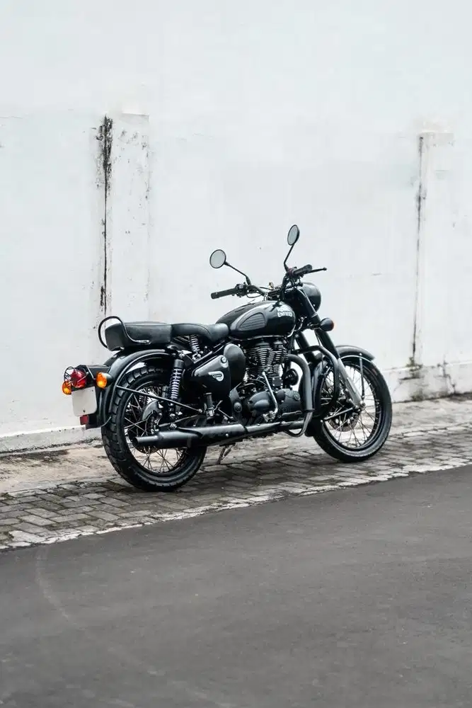 LOW ODO : Royal Enfield Classic 500 Stealth Black 2018
