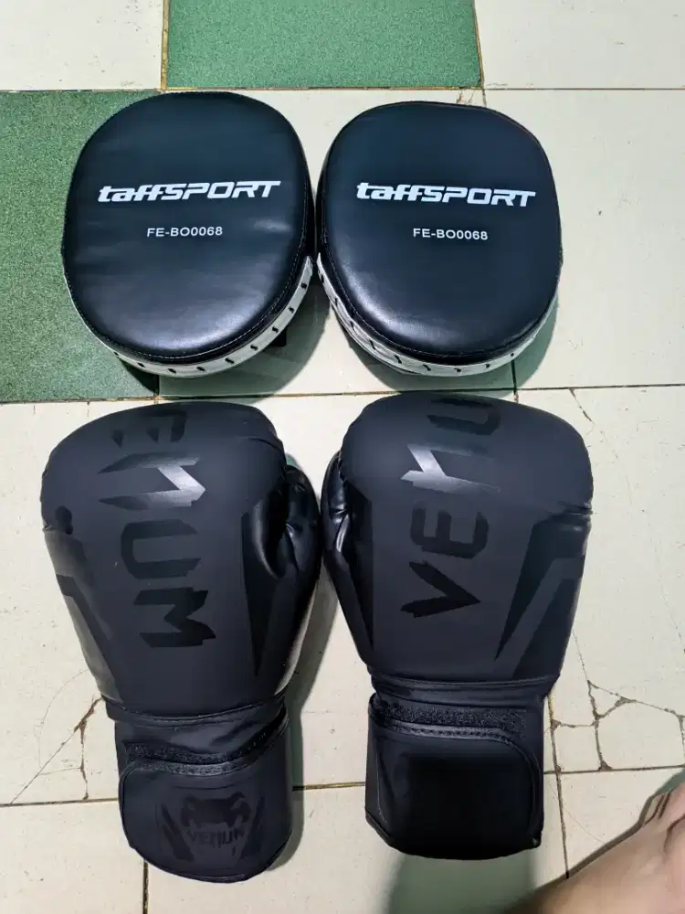 sarung tinju merk venum 14 oz masih baru tanpa lecet plus punch mitt