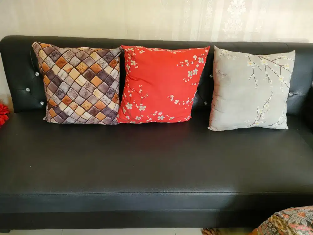 Di jual sofa kancing liter L dan meja tamu second