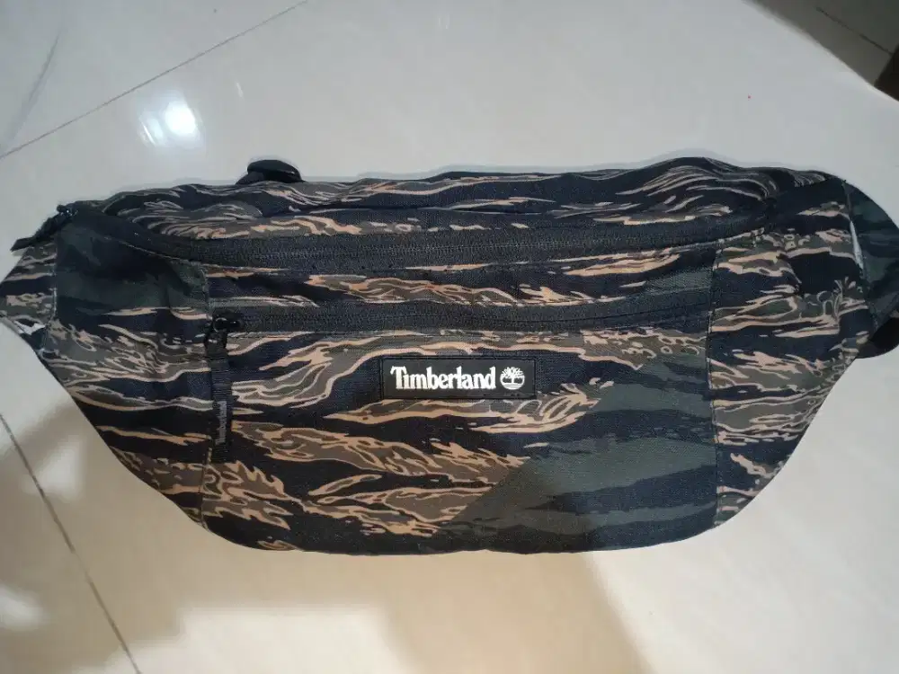 Waist bag / sling bag motif camo merek Timberland Original