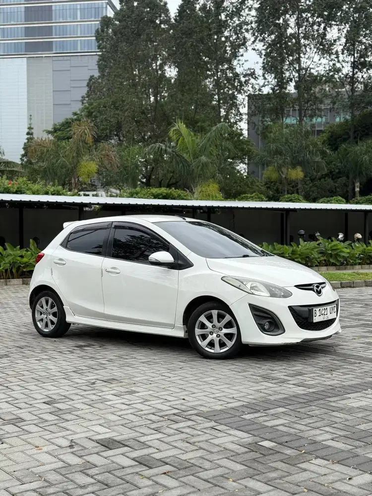 Mazda 2 V HATCHBACK NIK 2014 Putih Km 95rb Ford Fiesta Aveo