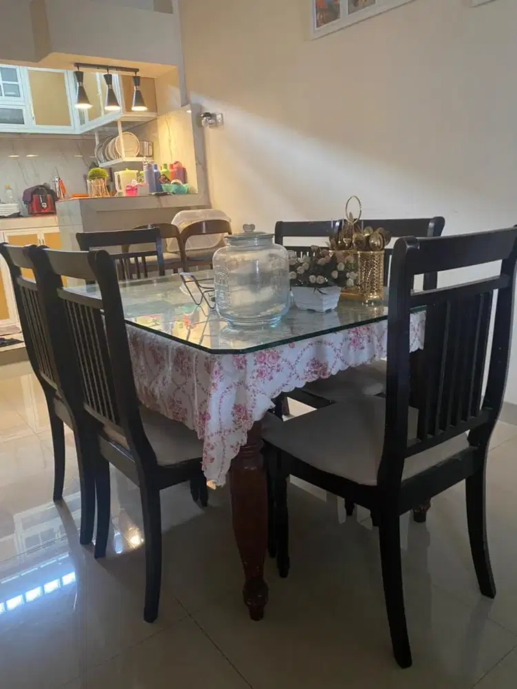 Set meja makan minimalis