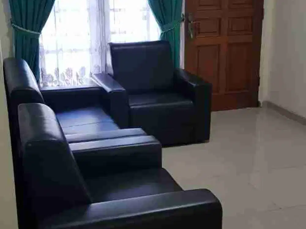 Disewakan Rumah Klampis Semolo 1,5 lantai Baru Renovasi, Siap Huni & Semi Furnish