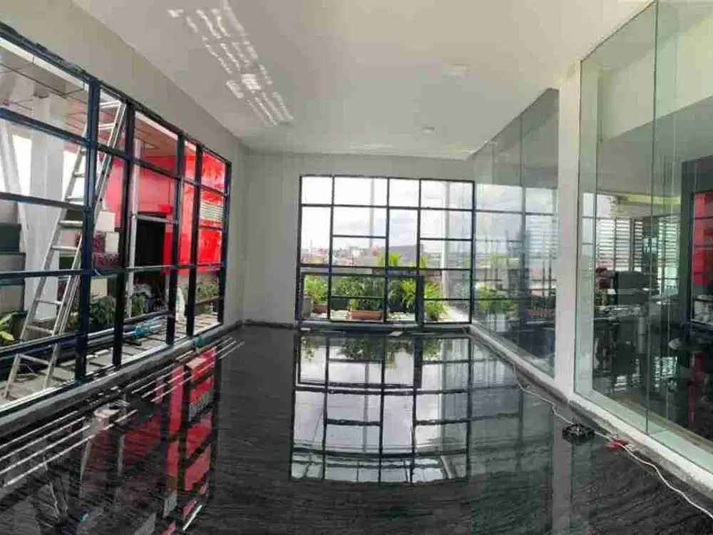 DISEWA OFFICE SPACE  DI GEDUNG HARVIA PLACE JL. PANGLIMA POLIM RAYA KEBAYORAN BARU JAKARTA SELATAN
Luas bangunan nett: 110m²
Lantai: 5 (ada lift) 
Ruangan: 4 ruangan
Kamar mandi: 2
Listrik: 16.500watt (Prabayar) 
Kondisi: Semi Furnish
Sudah termasuk AC
ac