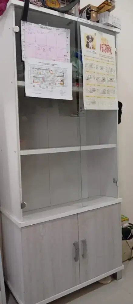 Lemari Kaca Zenna