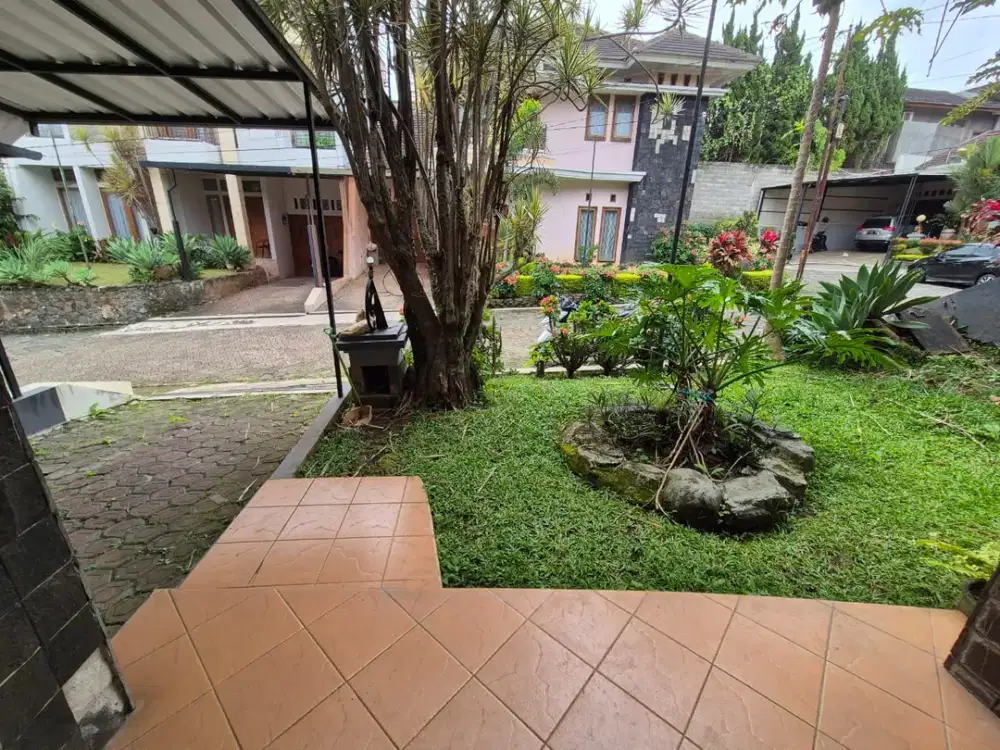 RUMAH ASRI NYAMAN TERAWAT FULL FURNISHED 2 LANTAI SIAP HUNI DI CIGADUNG BANDUNG