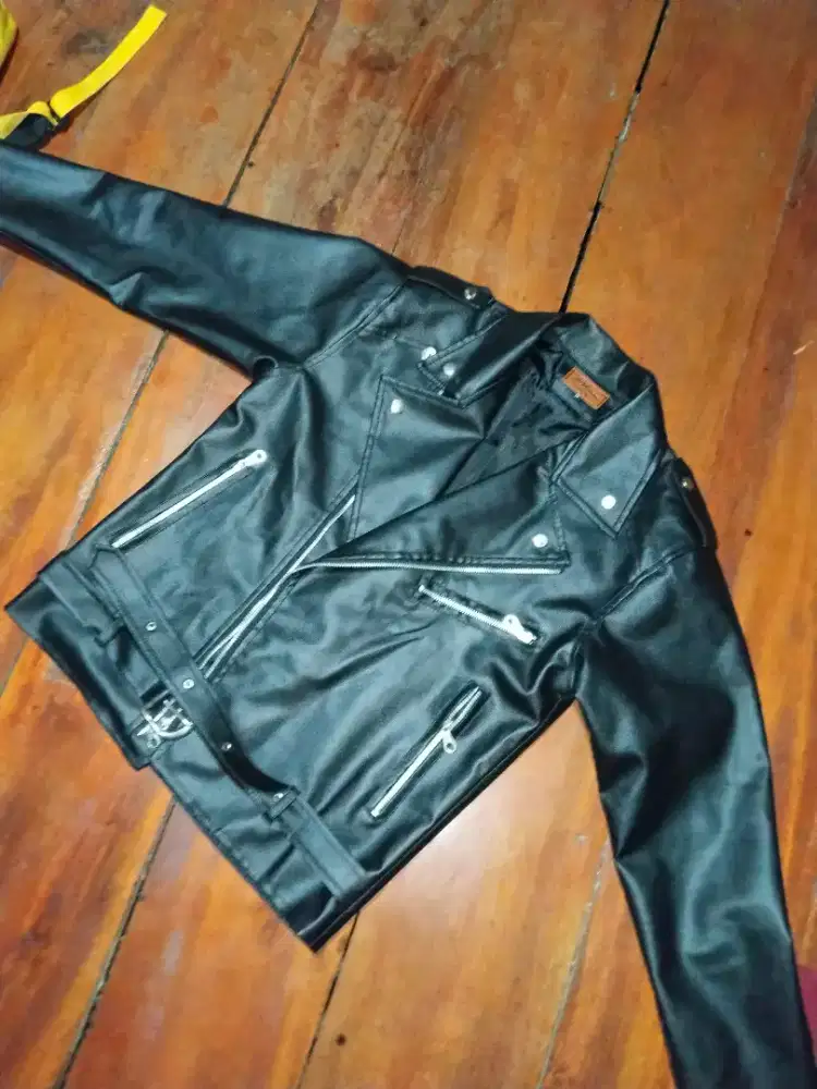 Jaket kulit tipe ramones