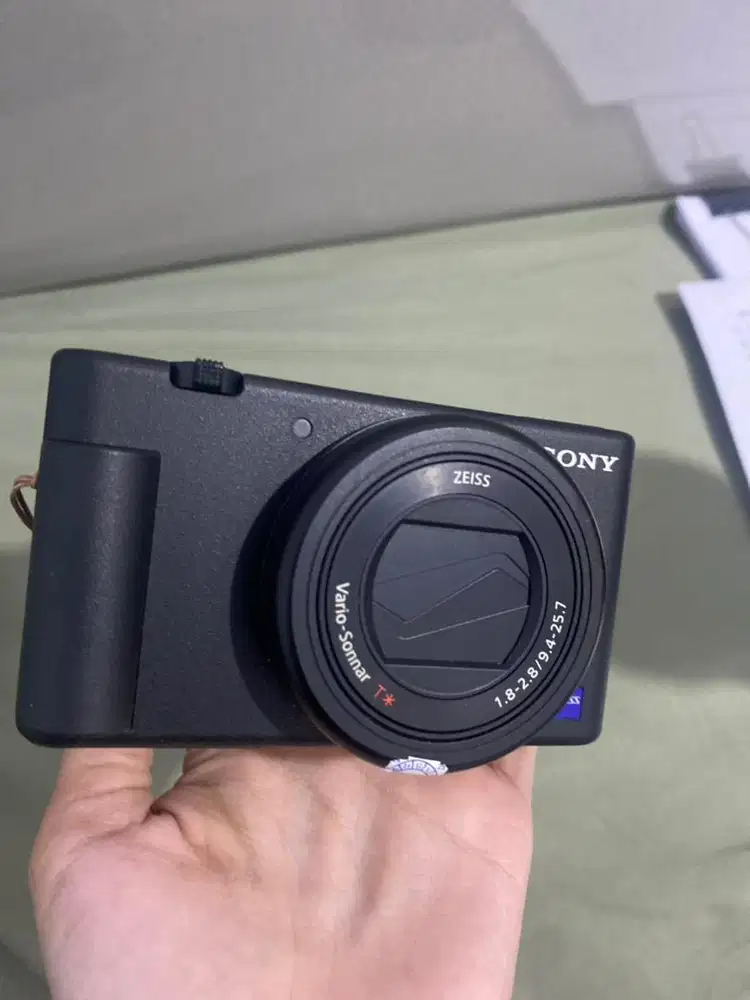 KAMERA SONY ZV1 ZV-1 LIKE NEW MULUS GARANSI AKTIF MASIH 6 BULAN LAGI