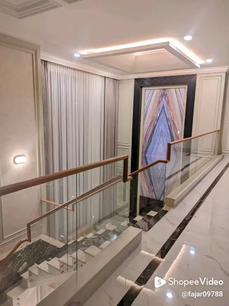 Realing dan balkon kaca tempered