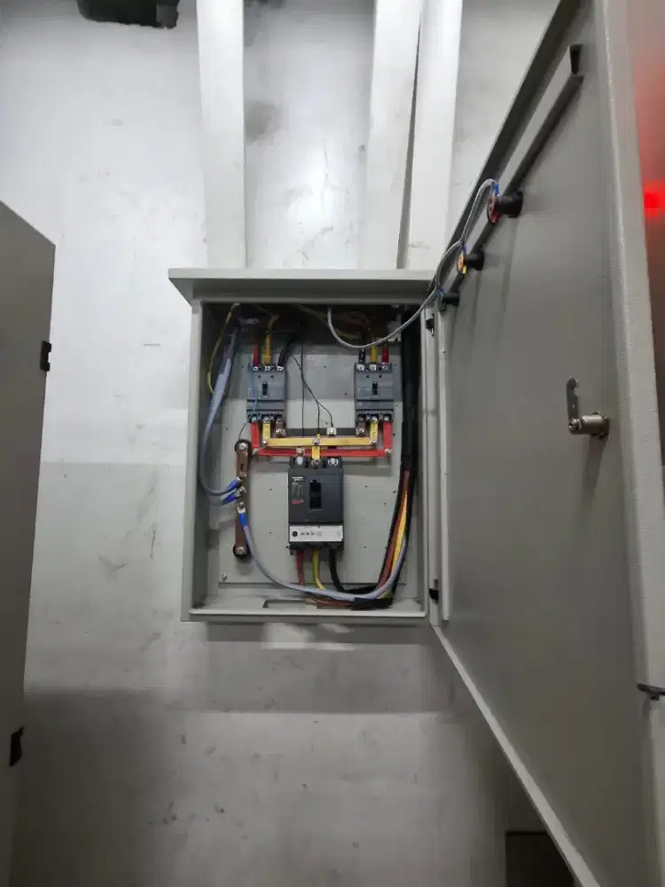 Dibutuhkan teknisi listrik dan helper pengalaman