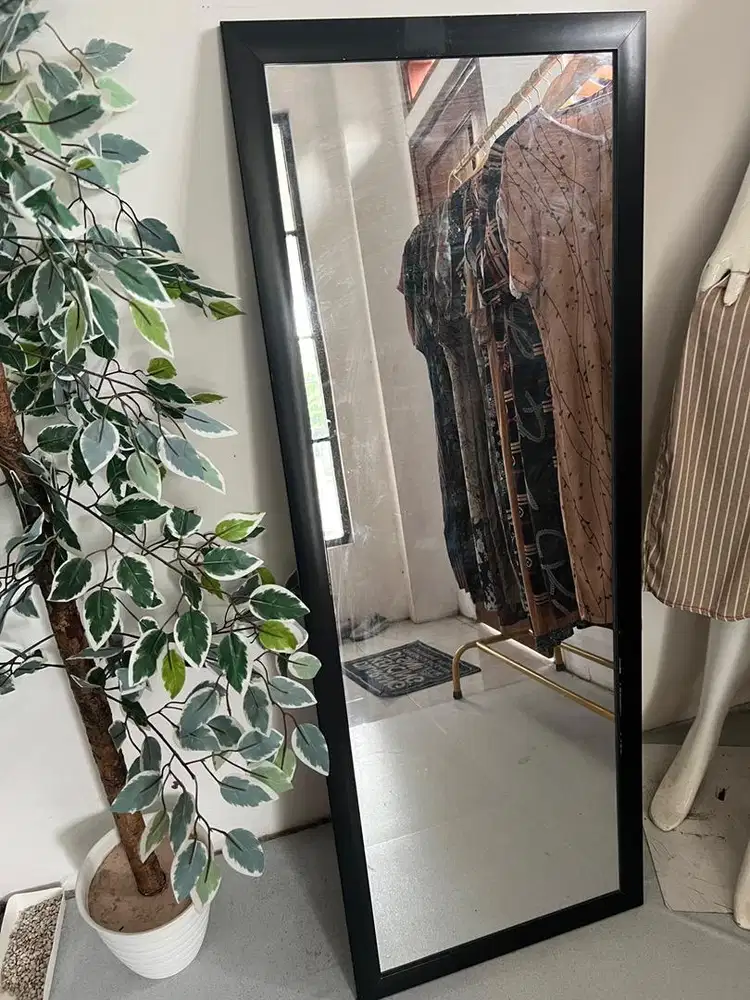 CERMIN 135*50 List Hitam