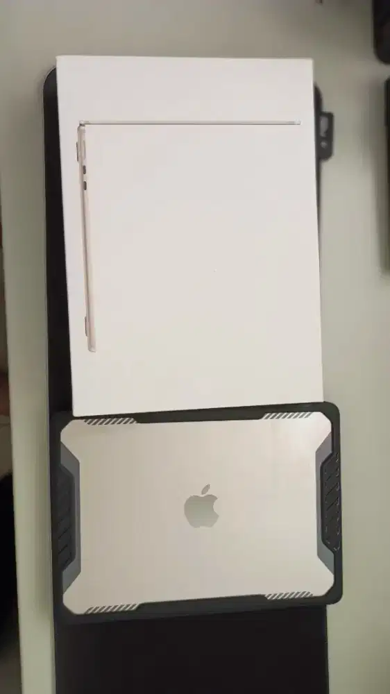 Jual Macbook Air M4 16/256 iBox resmi baru 2 minggu