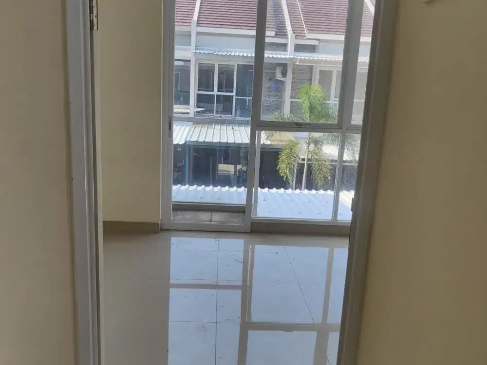 Dijual rumah 2 lantai siap pakai dan bebas banjir di taman surya 5