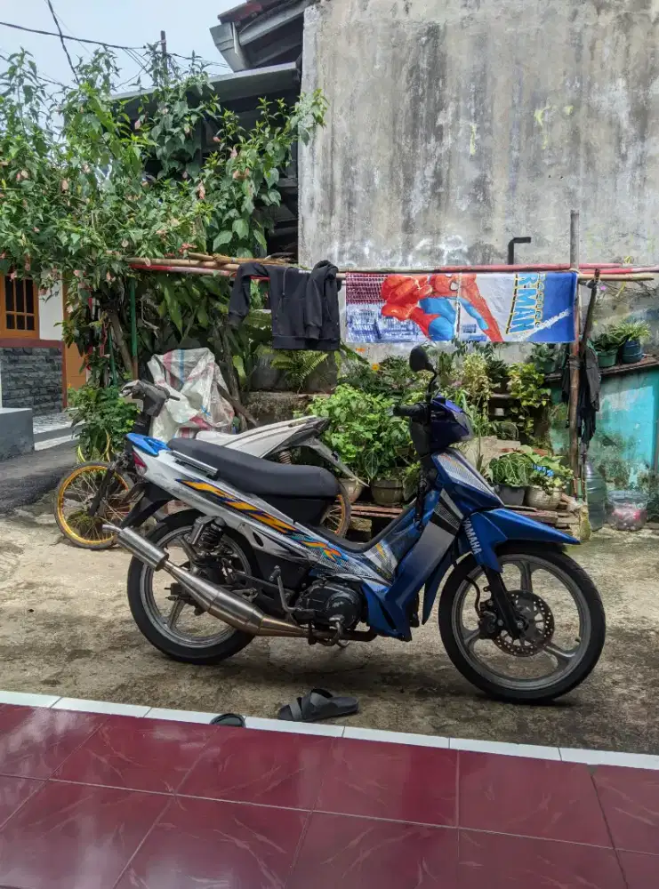 F1zr tahun 2003 biru