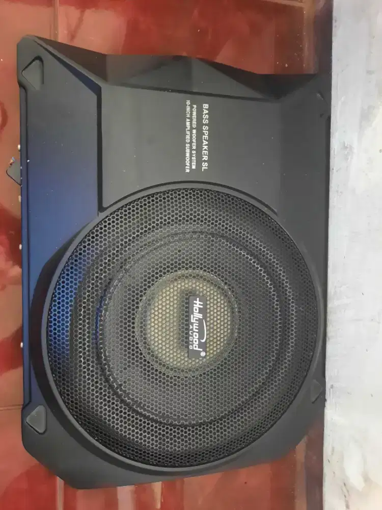 Sub woofer kolong hollywood