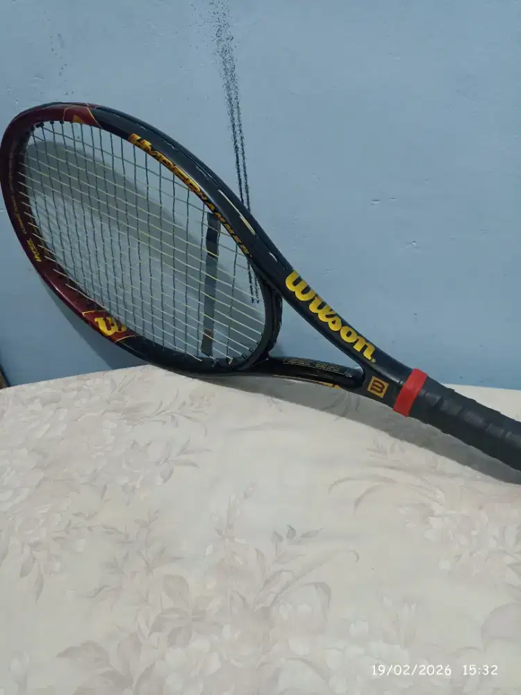 Masih kinclong raket tenis wilson